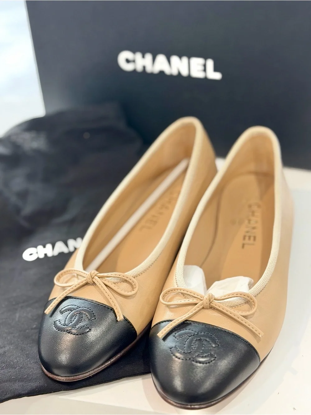 Sold ! !! CHANEL Beige and Black Two-Tone Leather Ballet Flats
